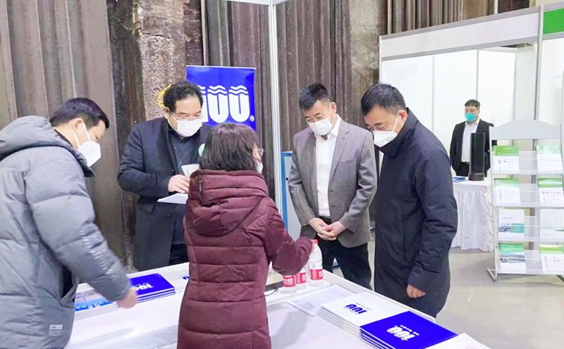 科洛百年防水技術，引各領導工程師駐足圍觀