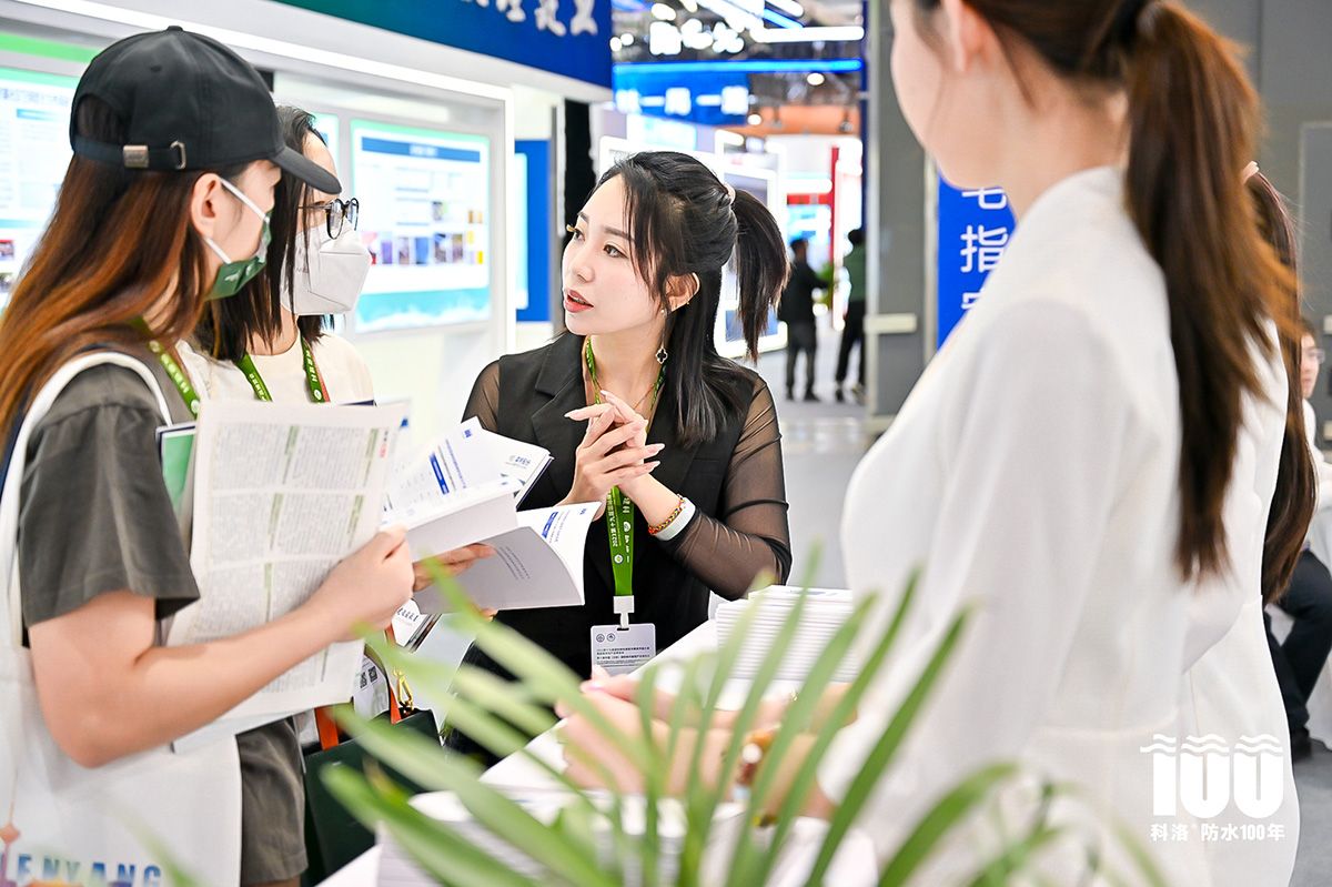 科洛防水王娜毓正在介紹科洛結構自防水系統